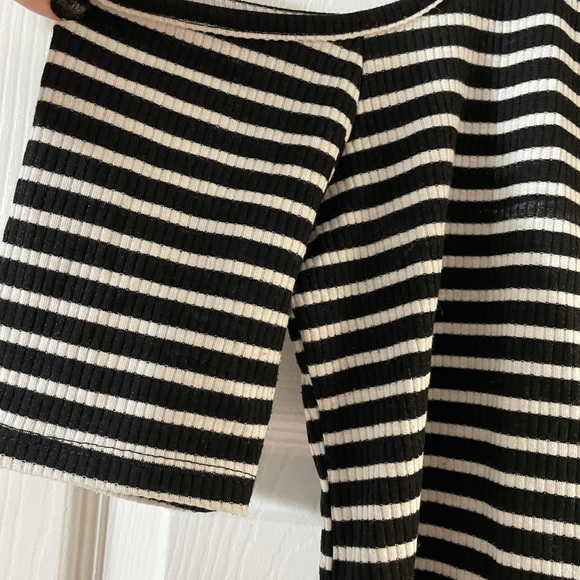 Acemi cold shoulder shirt 🖤 - Picture 4 of 4